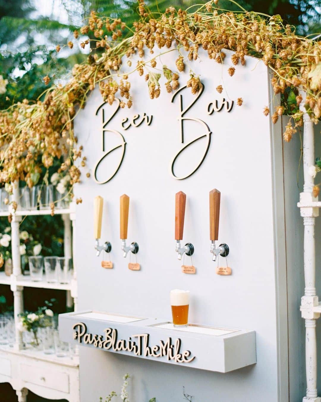 マーサ・スチュワートさんのインスタグラム写真 - (マーサ・スチュワートInstagram)「Beer lovers, this #weddingwednesday idea is for you! 🍻 Instead of a signature cocktail, have signature brews served from a custom craft beer station. For an extra touch of personalization, this couple even added their hashtag to the display. So pour yourself a pint, and head over to the link in bio to see more creative drink stations for your big day via @martha_weddings. 📷: @jen_rodriguez | 🌸: @blairduganfloraldesign | 📋: @tylerspeier」9月19日 4時49分 - marthastewart