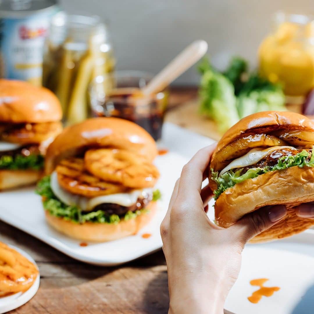 Dole Packaged Foods（ドール）のインスタグラム：「Take a bite out of the most delicious flavor combo on the table. Hawaiian Burgers topped with grilled Dole Pineapple Slices are bringing #NationalCheeseBurgerDay to another level 💯 #DoleRecipes」