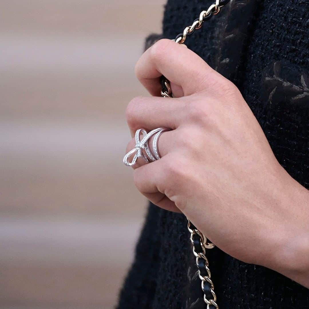 のインスタグラム：「RUBAN. FORGE AN ETERNAL BOND. A homage to the Maison’s couture collections on pieces crafted in white gold and diamonds, designed to be worn in unique ways. VU in CHANEL Fine Jewelry.  Discover the collections - link in the bio #CHANELFineJewelry #CHANELRuban」