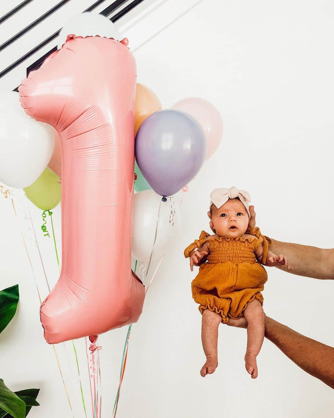 Aspyn Ovard Ferrisさんのインスタグラム写真 - (Aspyn Ovard FerrisInstagram)「My bestie girl brought over balloons yesterday to celebrate Cove being one month 💕🤪 #aspynovardpresets」9月19日 4時59分 - aspynovard