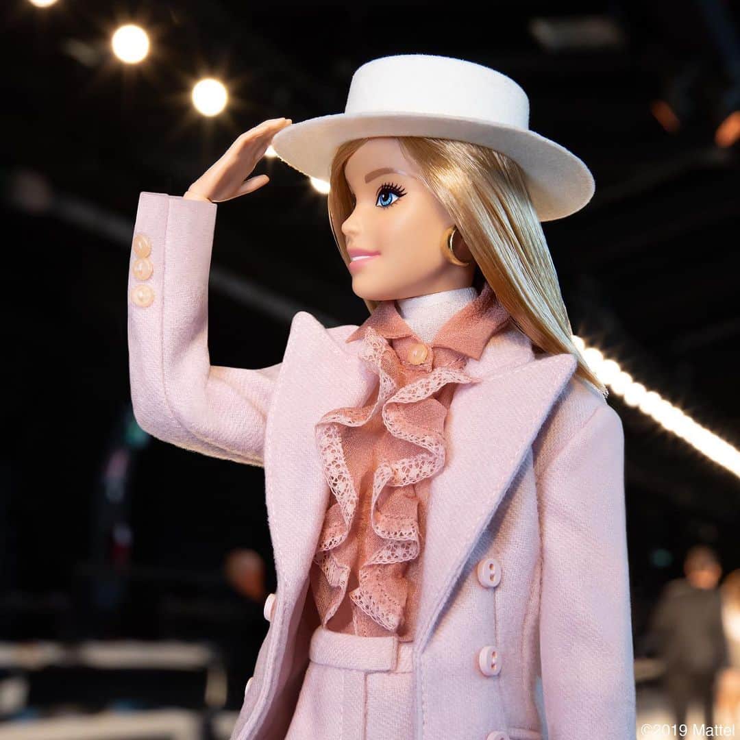 バービーさんのインスタグラム写真 - (バービーInstagram)「Hats off to you, @albertaferretti! 💗 #MFW #barbie #barbiestyle」9月19日 4時54分 - barbiestyle