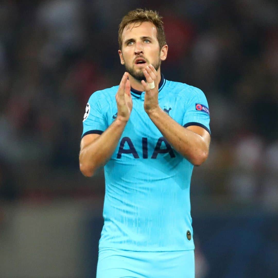 のインスタグラム：「Brilliant support from our travelling fans tonight. Disappointing to only be going home with one point instead of three. #UCL #COYS」