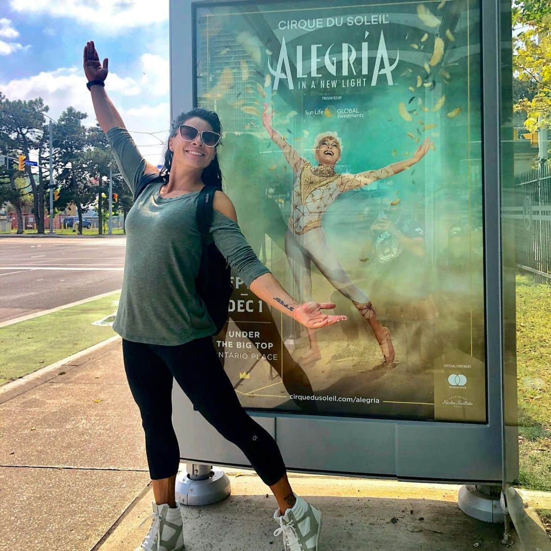 マリッサ・キングさんのインスタグラム写真 - (マリッサ・キングInstagram)「Happy Premiere day here in Toronto! Come see us until November 24th! 🎪✨ . . #premiereday #toronto #cirquedusoleil #alegria」9月19日 5時05分 - marissapking