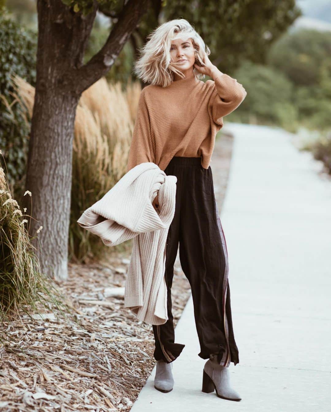 Cara Van Brocklinさんのインスタグラム写真 - (Cara Van BrocklinInstagram)「A windy shoot is always a good time 😂💨! @brodyvan23 said to just “work it”.....did it work?! 😂😂😂 p.s. some gorgeous Fall pants launched on @caralorenshop that you won’t want to miss!」9月19日 5時14分 - caraloren