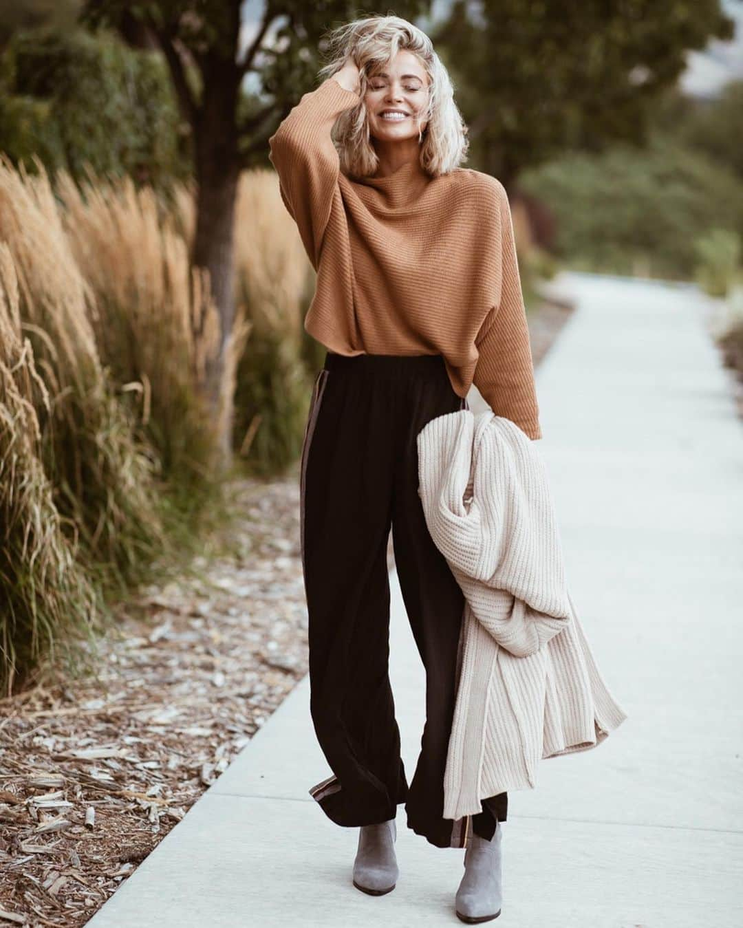 Cara Van Brocklinさんのインスタグラム写真 - (Cara Van BrocklinInstagram)「A windy shoot is always a good time 😂💨! @brodyvan23 said to just “work it”.....did it work?! 😂😂😂 p.s. some gorgeous Fall pants launched on @caralorenshop that you won’t want to miss!」9月19日 5時14分 - caraloren