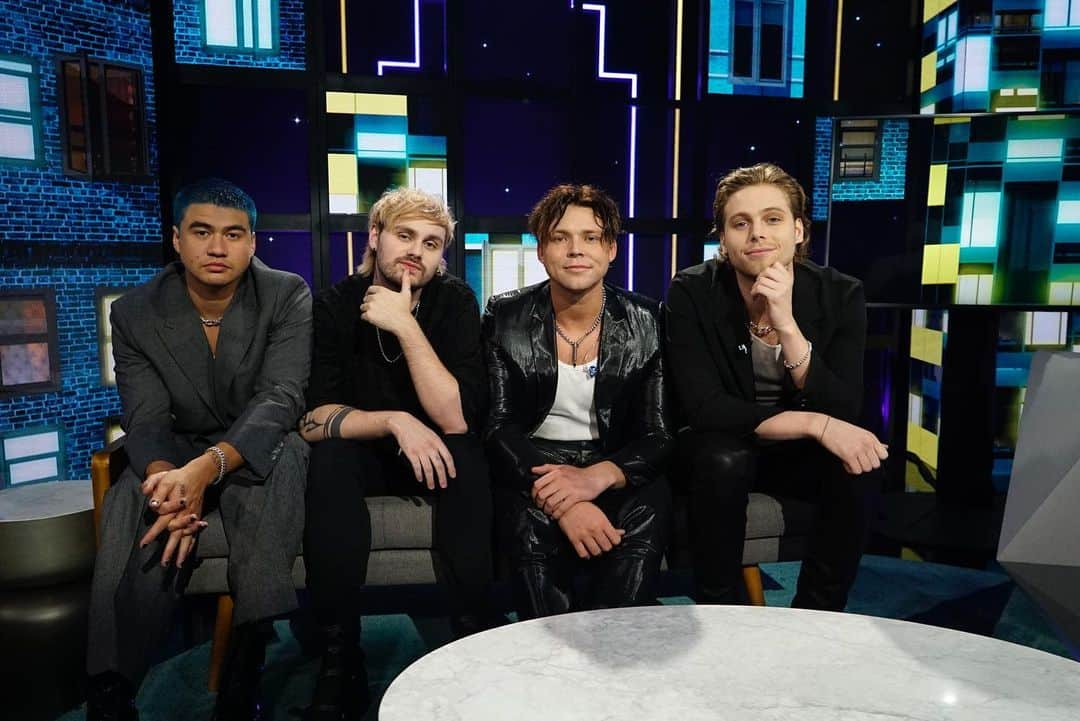 5 Seconds of Summerさんのインスタグラム写真 - (5 Seconds of SummerInstagram)「TONIGHT // @latewithlilly Primetime Special // @NBC 10pm ET/PT」9月19日 5時14分 - 5sos