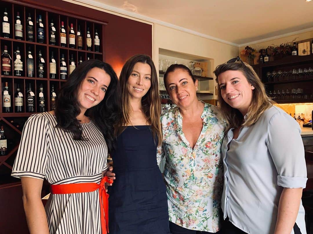 ジェシカ・ビールさんのインスタグラム写真 - (ジェシカ・ビールInstagram)「Girls run the world... and the coolest winery and restaurant in Montalcino. 3 generations of women serving up some insane 🍝 and 🍷. Cheers to these @lepotazzine boss ladies. Such a special experience eating and drinking with you. 📸 @justintimberlake」9月19日 5時25分 - jessicabiel