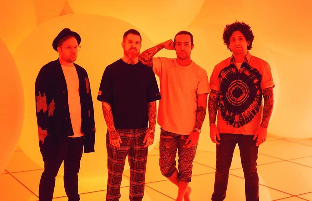 フォール・アウト・ボーイのインスタグラム：「this photo obviously tastes like an orange creamsicle. #teamlabplanets #toyosu @teamlab.planets」