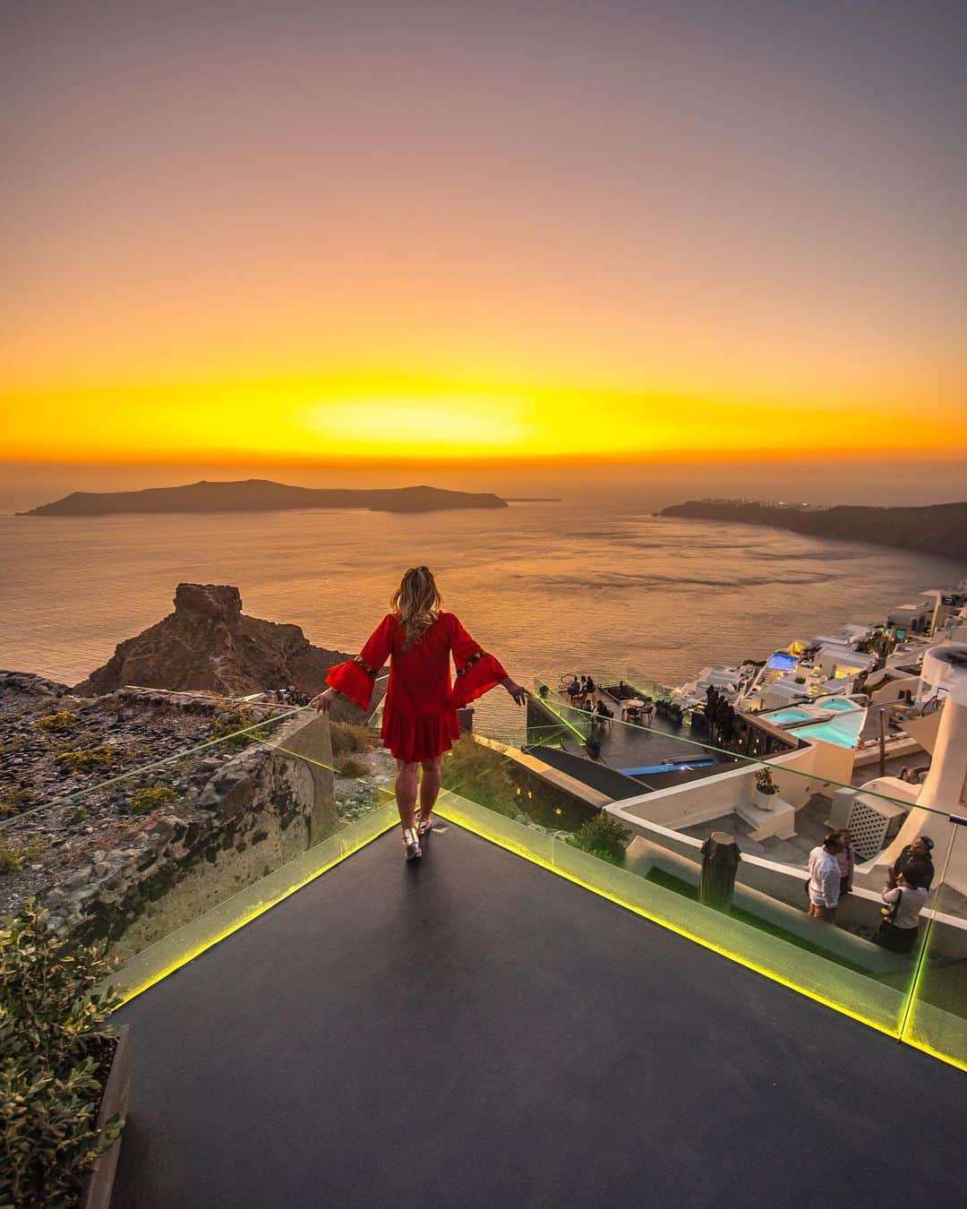 Wonderful Placesさんのインスタグラム写真 - (Wonderful PlacesInstagram)「Sunset in Imerovigli - Santorini with ✨@kivotossantorini✨ #kivotossantorini Tag your friends!!! . Pics by @cbezerraphotos @_letstravel_」9月19日 5時31分 - wonderful_places