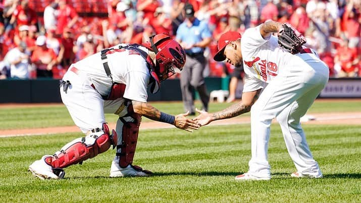 セントルイス・カージナルスさんのインスタグラム写真 - (セントルイス・カージナルスInstagram)「🤝」9月19日 5時32分 - cardinals