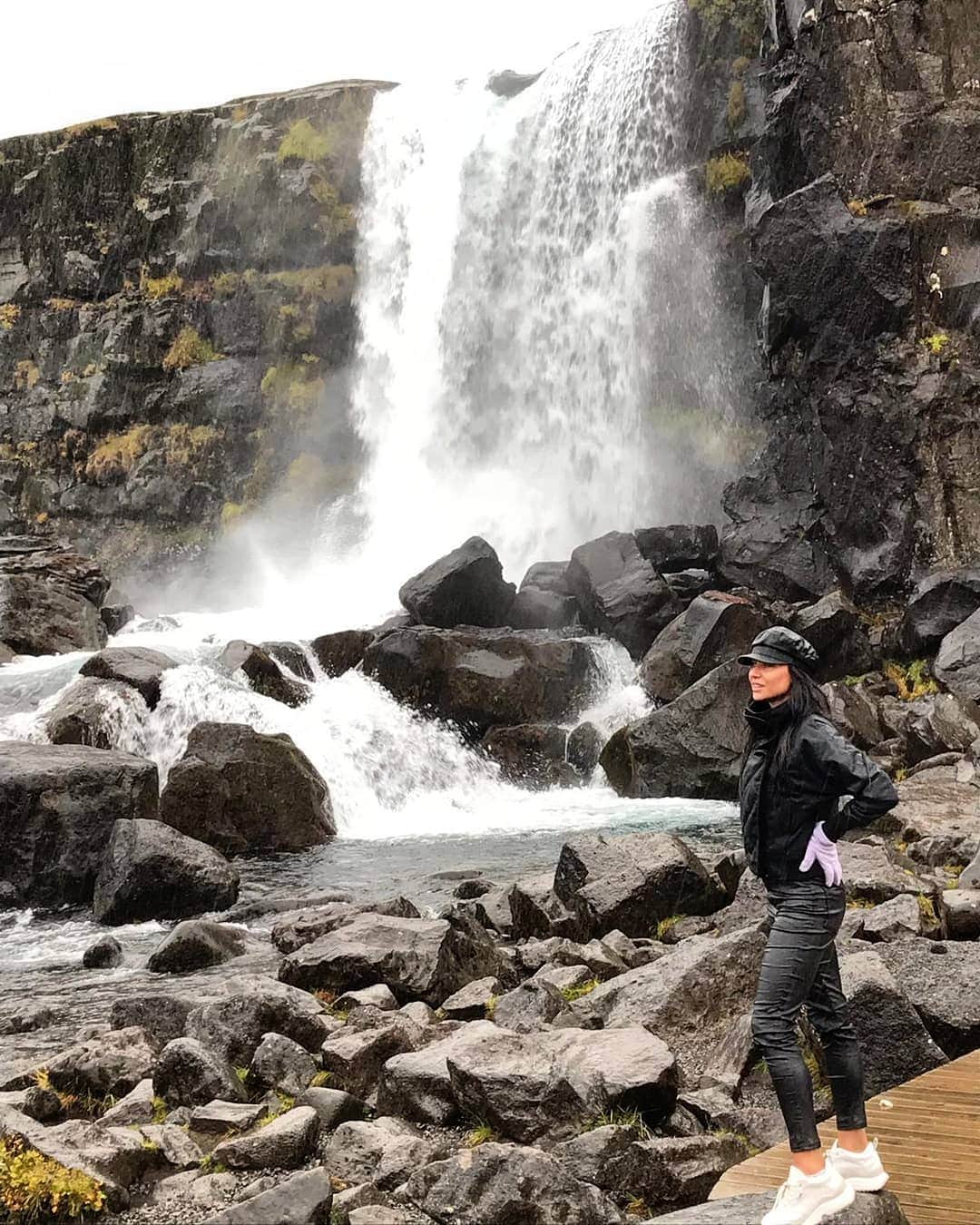 レネタ・カムベロバのインスタグラム：「🖤#Iceland #inlove #Waterfall」