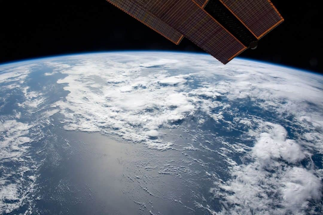 NASAさんのインスタグラム写真 - (NASAInstagram)「“Humanity glides by beneath us as we go screaming through the sky.” Astronaut Nick Hague captured this image from one of the windows of the International Space Station (@ISS) as the orbiting laboratory moved around the Earth at ~5 miles (~8 kilometers) a second. He is now reaching the tail-end of his 200-day mission, with less than a month left until he returns to Earth.  Image Credit: Nick Hague / NASA  #NASA #Space #Earth」9月19日 5時42分 - nasa