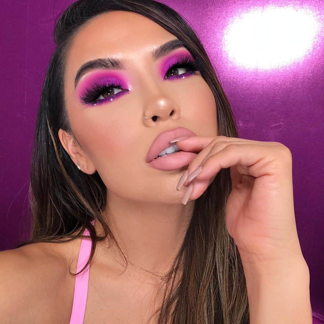 iluvsarahiiさんのインスタグラム写真 - (iluvsarahiiInstagram)「Dipping into some color and i have to thank @irisbeilin for inspiring this look! I have it up on my channel as well 😘 ______________________________________ @artistcouture Midnight Maven Palette (Vixen, Nightcap ,lights out ) @baddieblashes in Baddie  @colourpopcosmetics X @iambeckyg Highlight in Chisme  @makeupforeverus Eyeliner in versatile purple @fentybeauty Hydrating Foundation in 290 @elfcosmetics Concealer in Light Beige  @smashboxcosmetics Powder in Shade 01 @buxomcosmetics Blush in Seychelles  @maccosmetics Whirl Lip Pencil @maybelline Lipstick in Beige Babe」9月19日 5時52分 - iluvsarahii