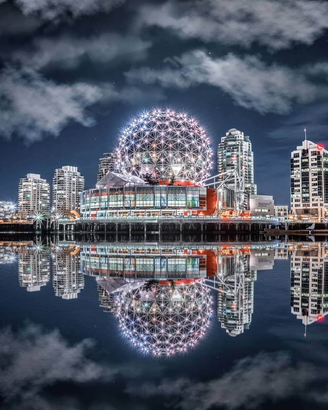 バンクーバー観光局- Tourism Vancouverさんのインスタグラム写真 - (バンクーバー観光局- Tourism VancouverInstagram)「バンクーバーのシンボルのひとつといえば、球体の博物館「サイエンスワールド」です。常設展示に加えて科学ショーが毎日行われていて、子どもはもちろん大人も楽しめる人気のスポットです。⁠ 📷 : @andysumphotography(Instagram)⁠ .⁠ .⁠ .⁠ #カナダ #バンクーバー #Vancouver #旅 #旅行 #女子旅 #旅好き #一人旅 #海外旅行 #トラベル #旅女子 #旅行好きな人と繋がりたい #旅好きな人と繋がりたい #旅行好き #旅行大好き #旅行行きたい #旅に出たい #海外 #旅の記録 #旅の思い出 #旅行記 #旅したくなるフォト #マイトリップ #マイトリ #retrip_global #風景 #博物館 #ダレカニミセタイケシキ #夜景 #サイエンスワールド⁠」9月19日 6時00分 - vancouvertabi