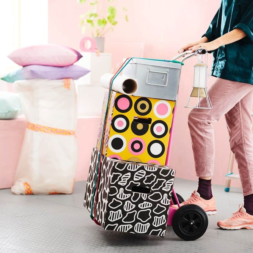IKEA USAさんのインスタグラム写真 - (IKEA USAInstagram)「Who said moving supplies have to be boring? Our OMBYTE collection is here to make moving easier and more colorful.  OMBYTE Moving box, $4.99」9月19日 6時01分 - ikeausa