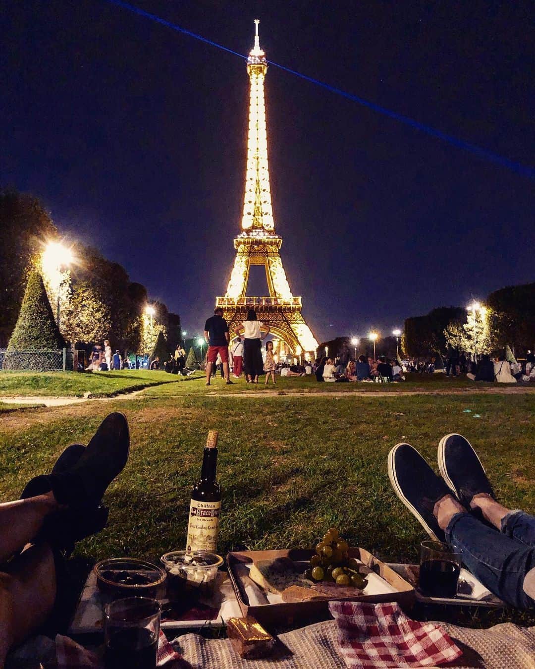 黒川芽以のインスタグラム：「夜のエッフェル塔ピクニックで語らう。 #姉妹旅行 #paris #エッフェル塔」