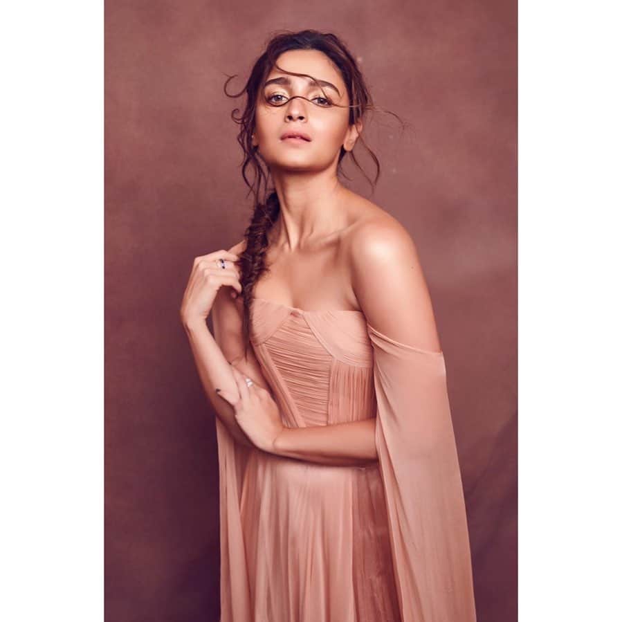 アリア・バットのインスタグラム：「Happy IIFA to me 😬」