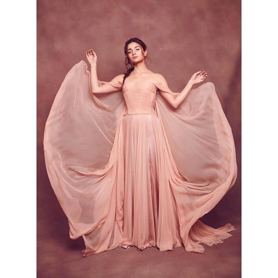 アリア・バットのインスタグラム：「🧚‍♀️」