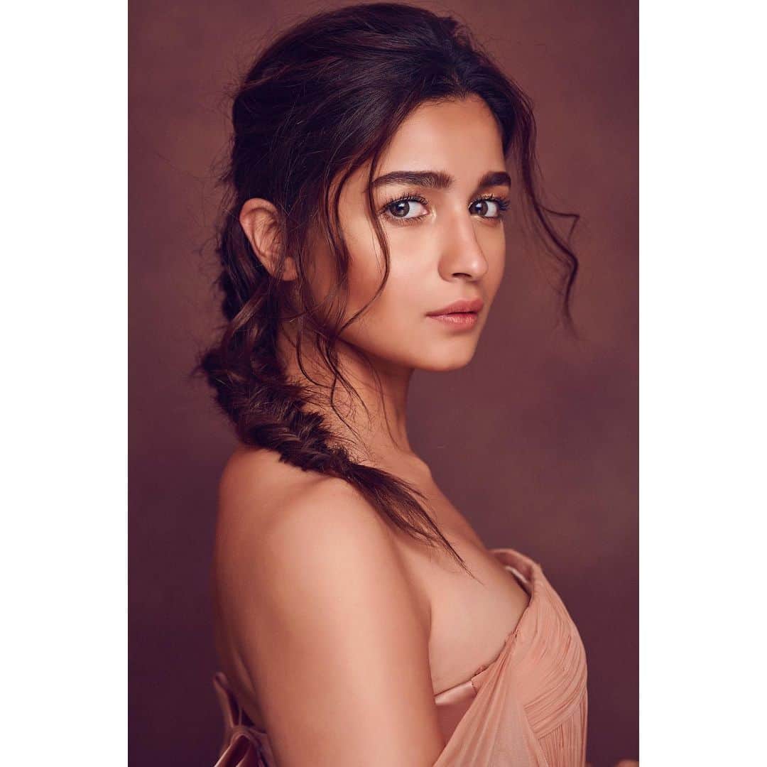 アリア・バットのインスタグラム：「Tonight for IIFA 💓 Make up by my lovely @puneetbsaini  Hair by my fav @yiannitsapatori  Styled by my sweeties @stylebyami @shnoy09 @mala_agnani  Shot by the bestest @thehouseofpixels  Managed by my missy @grish1234」