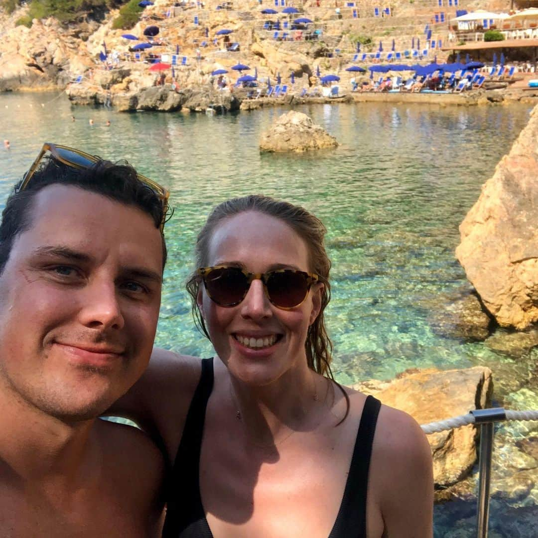 ブロンテ・バラットのインスタグラム：「Honeymoon Heaven. Selfie game improved as we went along 😂 Can’t wait to get home just in time to celebrate @chloewhite89 & @mcvadar Wedding! 💕🥰😘」