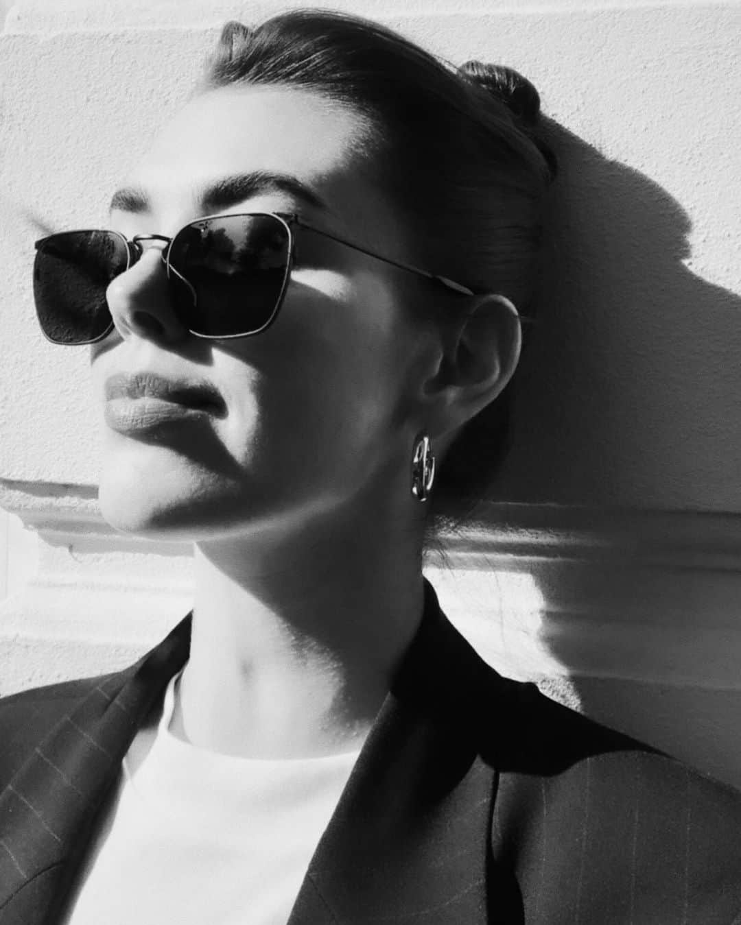 Meganさんのインスタグラム写真 - (MeganInstagram)「Zoe Zimmer in Zanzan LIBERO black metal sunglasses 🕶 @zzimmer #サングラス #선글라스 #lunettes #occhiali #sunglasses #eyewear #handmadeinitaly #slowfashion #buybetterbuyless #zanzaneyewear」9月19日 6時12分 - zanzan_domus