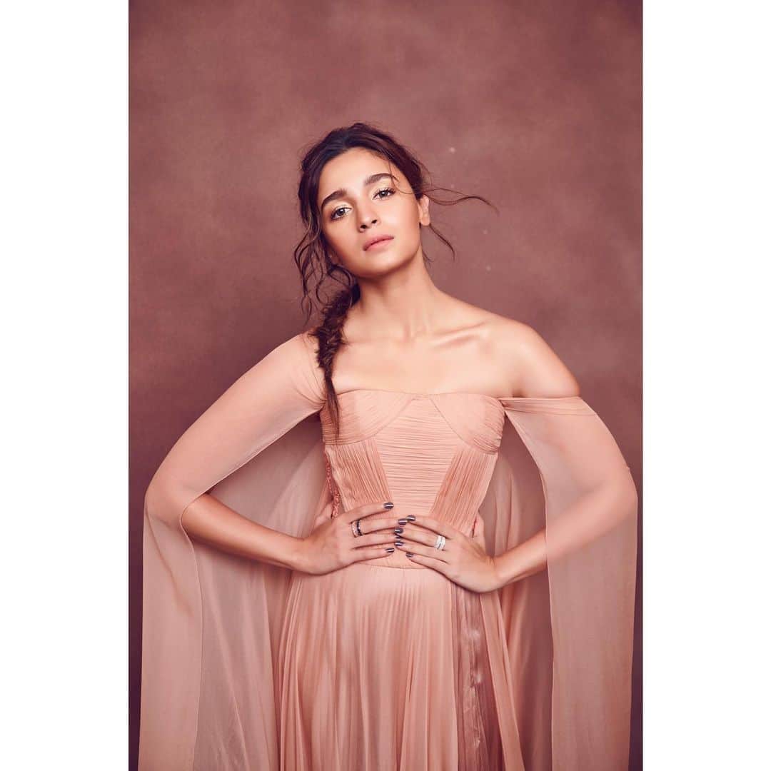 アリア・バットのインスタグラム：「👛」