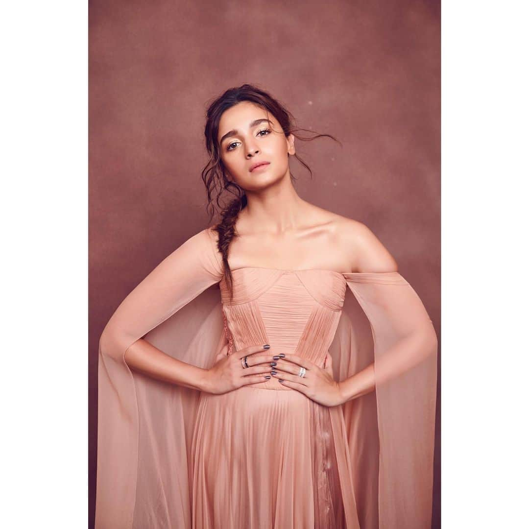 アリア・バットさんのインスタグラム写真 - (アリア・バットInstagram)「👛」9月19日 6時21分 - aliaabhatt