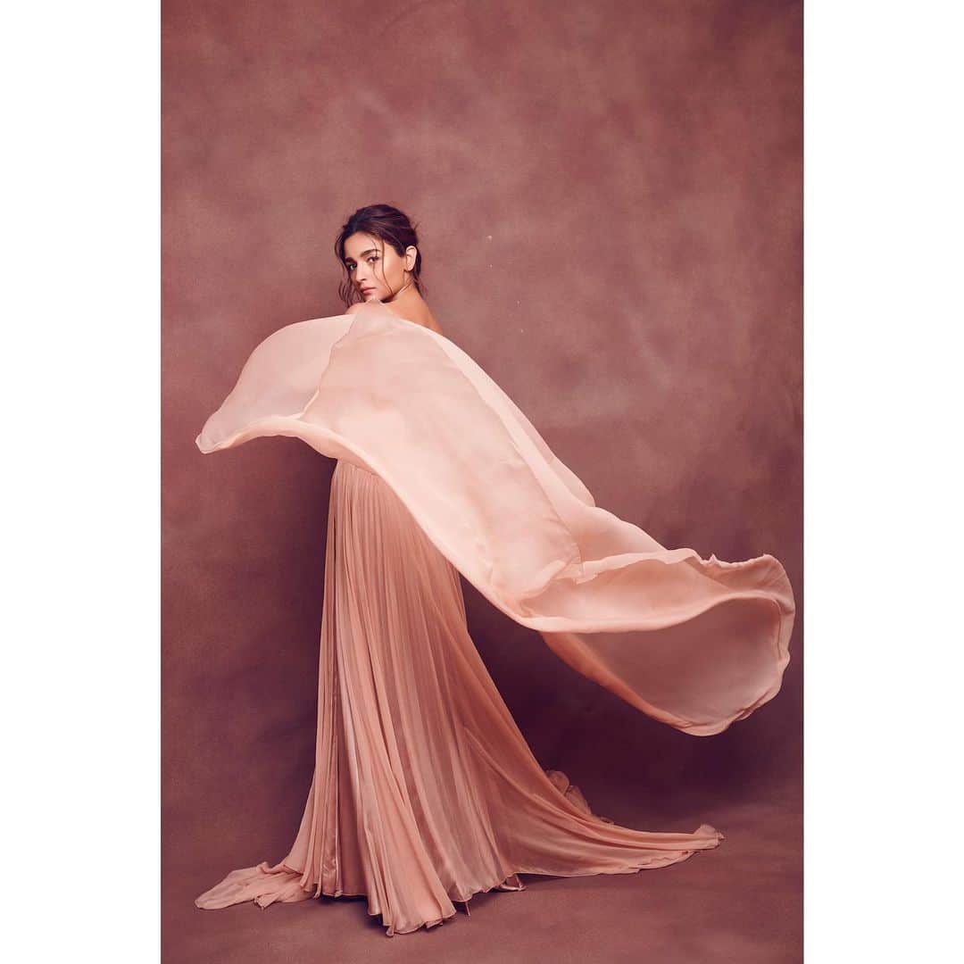 アリア・バットのインスタグラム：「👗」
