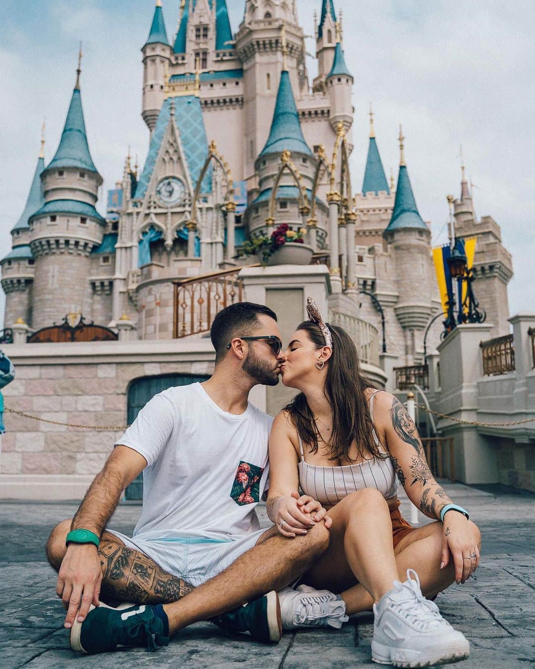 Bruna Unzuetaのインスタグラム：「Obrigada @magic.tickets por esse dia especial ✨🌟 A Magic Tickets fica perto do parque da Universal, super fácil, vocês podem ir retirar os ingressos lá, ou elas podem entregar na casa onde estão hospedado! As meninas são ótimas, além de vender elas tb ajudam você a organizar a ida ao parque! É maravilhoso poder contar com elas! Além disso, atendimento em português e parcelam os ingressos! Falem com elas pelo insta @magic.tickets ❤️」