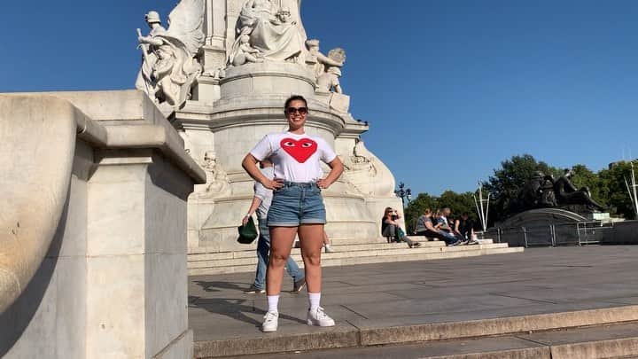 フィービー・ディ・トマソのインスタグラム：「Parkour at the Palace... 👑 IN YOUR FACE @domtomato 😏💯💁🏻‍♀️⚡️👋🏼 #MADEFORIT #DAYFORIT #NAILEDIT #ROYALNOTIONS #PARKOURPARKOUR #BUCKINGHAMPALACE #LONDON」