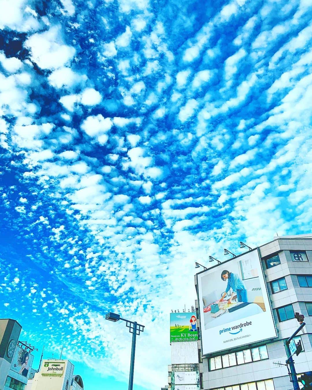 のインスタグラム：「今朝の 原宿表参道は快晴なり…☀️ 清々しくさわやかな秋晴れの朝🌅 朝ラン＆ウォークは快調でした…🏃‍♂️👟 さて 本日のYOKANは 午前中は 発送漏れの請求書を作成…📝 （遅れてゴメンナサイ⁉️） そして Do the 発送…❣️✉️📮 （ヴァン・マッコイ風で♬） お昼までに エディット作業…✂️🎵 時間があったら なかなか行けない 楽器の修理＆メンテナンスへ…🎷🎺 午後からは ラジオ番組の収録…🎙🎧👄🎵📻 本日分の宿題ノルマ…✏️🎹🎼 楽しみながらがんばりまーす✌️ みなさま 笑顔でステキな1日を…💓 #harajuku #omotesando #原宿 #表参道 #tokyo #japan #morning #朝 #朝ラン #running #walking #ウォーキング #晴れ #秋晴れ #OhaYOKAN #streetart #街角アート #青空 #bluesky #cloud #cirrocumulus #雲 #鱗雲 #うろこ雲 #神宮前交差点 #インスタ映え #instagram #instadaily #笑顔でステキな1日を💓」