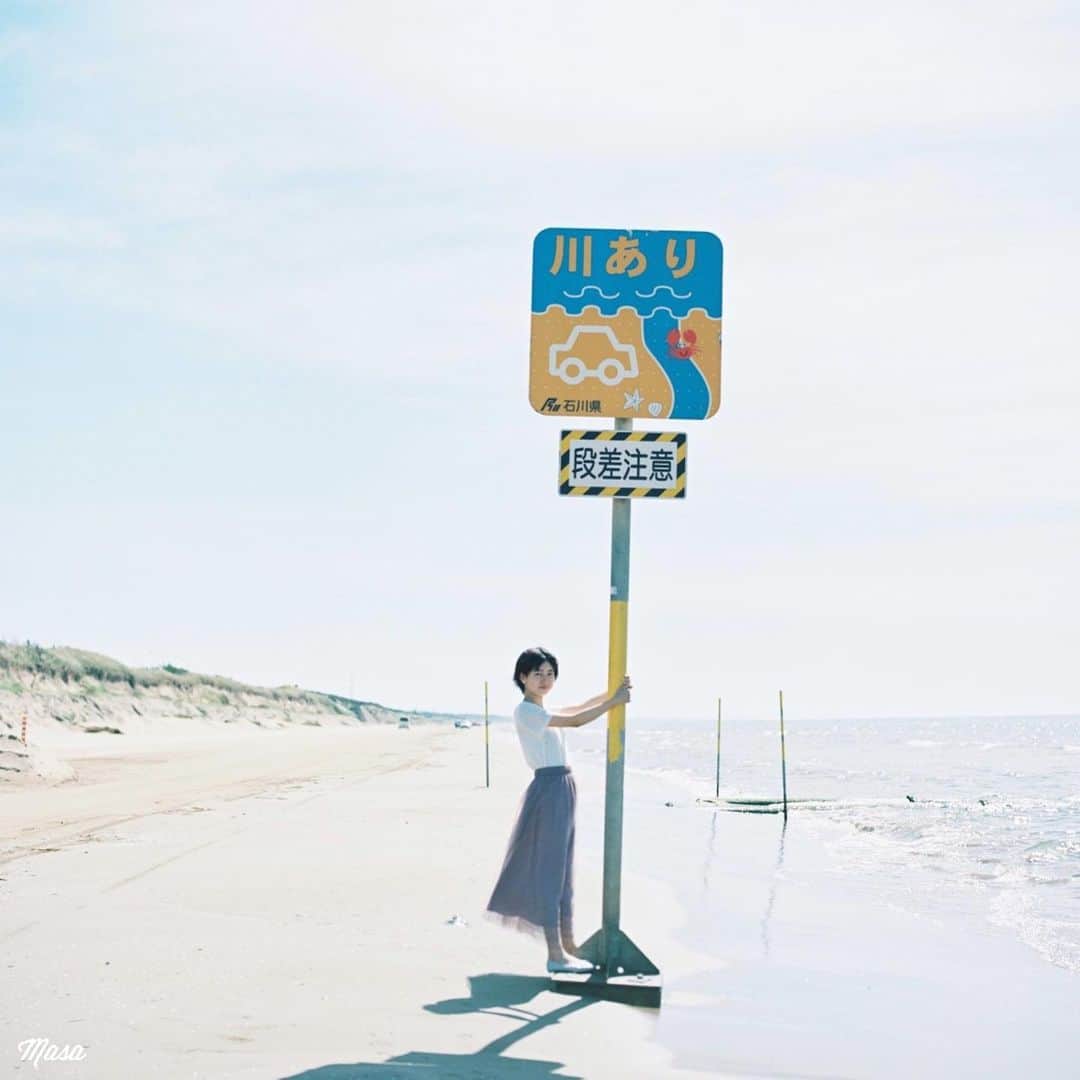 Masaさんのインスタグラム写真 - (MasaInstagram)「. . . ここは、いつ走っても気持ちいい道☺️ 後ろに打ち上げられたクラゲがいます😂 . この日、一台砂浜にスタックしてたFRの車がいたけど脱出出来たかな😅 . . 撮影日 : 2019年9月7日 . #まっセル #ヤマプリ #hasselblad #ハッセルブラッド #instagramjapan #igersjp #tokyocameraclub #art_of_japan_ #photogenic_jp #GPW_members_only #good_portraits_world #film_jp #film #フィルム #film_com #filmcamera #filmphotography #portrait #ポートレート #photogram_archive #todays_blue_collection #hibi_jp #team_jp_ #石川 #ishikawa #千里浜なぎさドライブウェイ #砂浜 #海 #gpw_film2019 #kodak . Portra400 CF Planar T* 80mm」9月19日 6時40分 - masa_nikonist