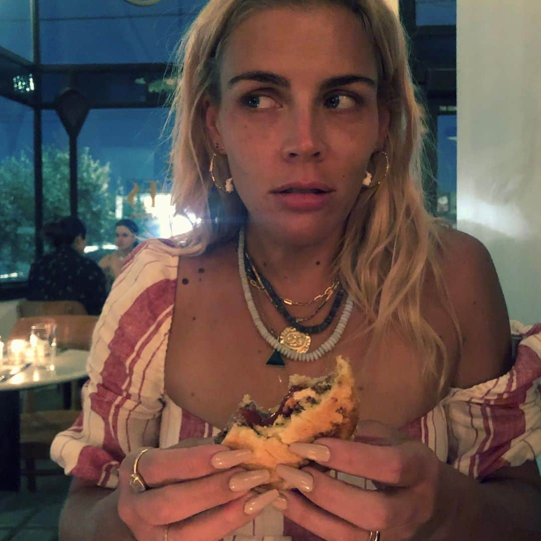 ビジー・フィリップスさんのインスタグラム写真 - (ビジー・フィリップスInstagram)「It's #nationalcheeseburgerday so. You know. I got one. Los Angeles is an abundance of amazing cheeseburgers; always has been- pie'n burger, apple pan, father's office, hiho, Irv's(rip😢), burgerlords, burgers never say die, burger daddy, and chains HOUSTON'S(best veggie cheeseburger ever), not to mention In-N-Out❤️and shake shack. It's new to the scene here(I know not new to Brooklyn) but IMHO @fiveleavesla has one of the best cheeseburgers around. This has been my cooking segment. Vegans don't come for me. I'm sorry if you've "lost respect" but there's nothing I can do about that cause I literally can't but I love you.❤️🍔❤️🍔❤️🍔❤️#cheeseburgerinparadise」9月19日 12時42分 - busyphilipps