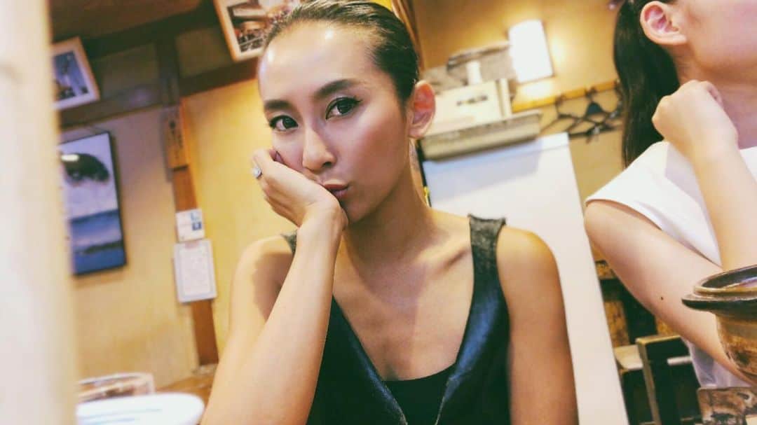 のインスタグラム：「くろーい。 来月は撮影が色々と🎞 だれか時短で白くなる方法知りませんか。爆」