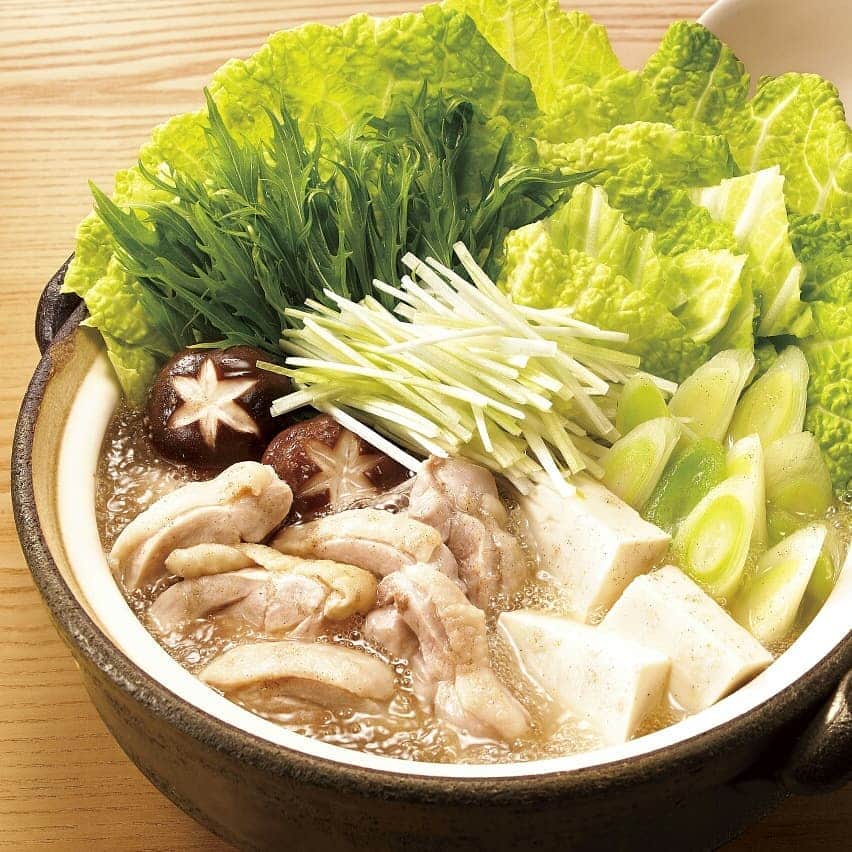 おいしい鍋のインスタグラム：「. ＼ねぎ塩鍋／ 阿波尾鶏だし、あごだしに、岩塩を合わせたすっきりとしたおいしさのスープです。 鶏肉とねぎなどの食材のおいしさをシンプルにきわだたせます。 . ●レシピはこちら http://nabe.moranbong.co.jp/recipe/detail/id=846 . #おいしい鍋#モランボン#コク旨スープがからむねぎ塩鍋用スープ#コク旨スープがからむ#ねぎ塩鍋#鶏肉#ねぎ#鍋#鍋用スープ#鍋つゆ#instanabe」