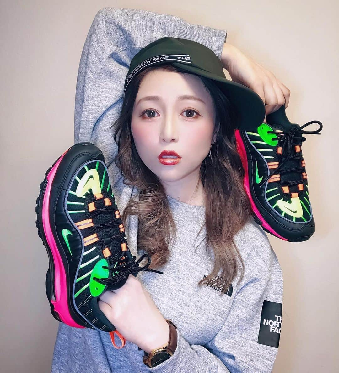 atmmyさんのインスタグラム写真 - (atmmyInstagram)「このポーズ、まだ気に入ってる😂  #キモ撮り #スニーカー女子 #airmax98 #スニーカー好きな人と繋がりたい #一眼スニーカーズ  #ナイキスニーカー #ジャパスニ女子  #thenorthface #ノースフェイス #スウェット #小藪ポーズ  #キャップ女子  #ストリート系女子 #ootd #一眼レフ女子 #カラコン #キャンディマジック  #シェリーグレージュ #スニーカーガールphoto」9月19日 7時11分 - atmmy