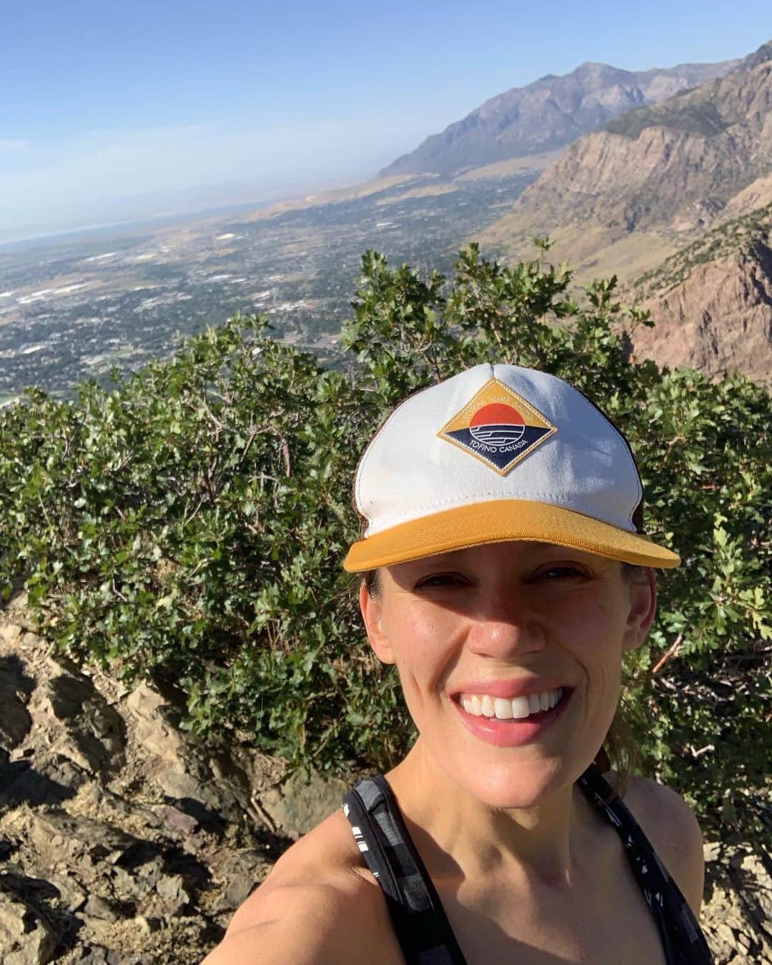 エミリー・スワローさんのインスタグラム写真 - (エミリー・スワローInstagram)「Worth the rattlesnake sighting and the glutes-on-fire trail incline. #okbutmaybedonttellmyparentsaboutthesnake #utah #hiking #takemetothemountains #peak #wasatch #malanspeak #malanspeaktrail #greatsaltlake」9月19日 7時12分 - bigeswallz