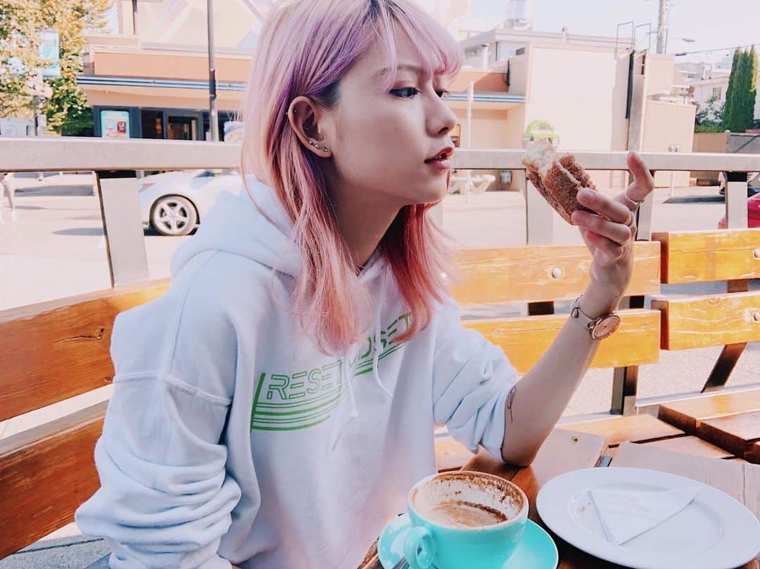 SHIZUKAのインスタグラム：「. It’s been a year since I moved to Dallas, Texas. Thanks to everyone around me I’ve enjoyed spending time here.(Of corse you’re included!) . Living and playing music in US gave me lots of experiences and changed my way of thinking. . Changed a lot but not really. . One thing I can say for sure is that I never quit playing the bass no matter what happens🖤 . おはよう🙃 . アメリカに住んでから1年が経ったよ〜！もう少し今のバンドでやってくるね！待ってて！」