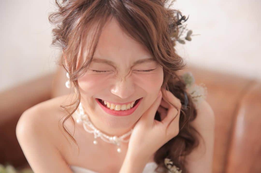 スタジオAQUA 横浜店さんのインスタグラム写真 - (スタジオAQUA 横浜店Instagram)「笑顔がたまらなくかわいい✨✨ . . ヘアメイクは花嫁様にとってとっても重要！ ヘアメイクで気分も上がり いつも以上とびっきり素敵な笑顔でお写真を残しましょう☺︎ . . . . . . . .  ヘアメイクCheck▶︎ @satomi.k._hm  フォトグラファー▶︎ @studioaqua.jurosakamoto  出張ヘアメイク、指名、承っております☺︎お気軽にお問い合わせください✳︎ ✴︎ #ドライフラワー #ゆるふわヘア #洋装ヘア #ウェディングドレス #2019冬婚  #ウエディングヘア #プレ花嫁 #2019秋婚 #ロケーションフォト  #ブライダルヘア  #後れ毛  #ウェディングフォト #結婚写真 #結婚式準備 #前撮り #ポートレート #編みおろし #marry花嫁 #美容師 #日本中のプレ花嫁さんと繋がりたい #ヘアセット #ヘアアレンジ #ハーフアップ  #卒花嫁  #オシャレさんと繋がりたい  #dressy花嫁 #プラコレ #世界中のプレ花嫁さんと繋がりたい  #ヘアメイク  @decollte_weddingphoto」9月19日 7時25分 - studioaqua_yokohama