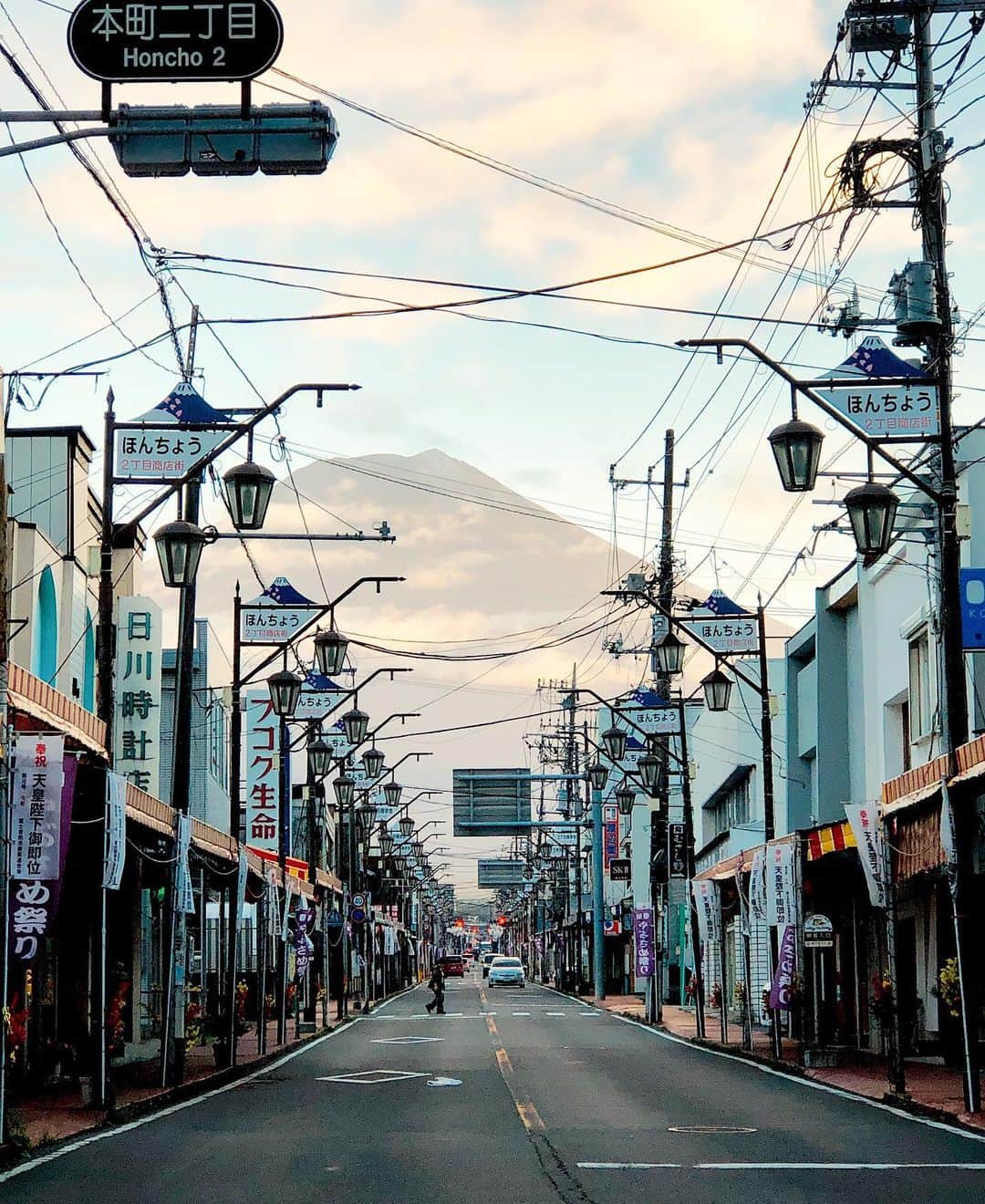 sorayuchiのインスタグラム：「Mt.FUJI🗻 ・ 街中で見る富士山、圧巻でした。 ・ 新型iphone、11にするかproにするか悩んでおります📶🤔 ・ #shotoniphone」