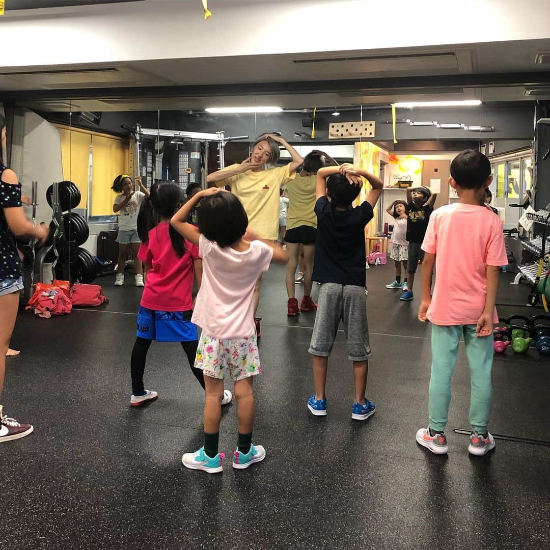 のインスタグラム：「火曜日はKポップダンスに行ってきました( ^ω^ )  今週からセブンティーンってグループの曲やってるんだけど、早い！（笑）  ドタバタな我が家のチビ達（笑） それが面白くて可愛いんですけどね(๑˃̵ᴗ˂̵) 帰りは恒例のココス！ お友達も一緒でいつも楽しそう(≧∀≦) 帰ってからパパには残りのマグロと、生姜ネギ紫蘇自家製味噌でなめろう( ^ω^ )あとは味噌汁とシメサバとサラダだけ用意。  パパだけだとあんまり食べないから準備も楽チン( ^ω^ )  築地の食材もあとはいくらだけだ〜！ #習い事#キッズダンス#Kポップダンス#息子殿姫#息子殿#姫#ココス#なめろう#甘糟ご飯#つまみ」