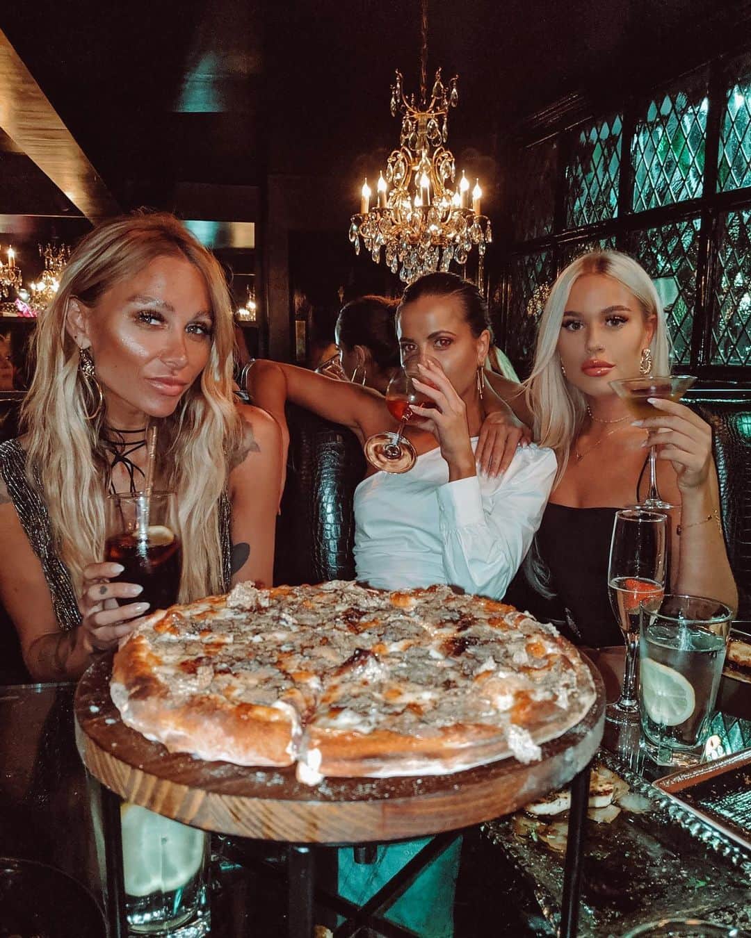 ルー・ティーズデールのインスタグラム：「We eat food and we eat it in Sheesh」