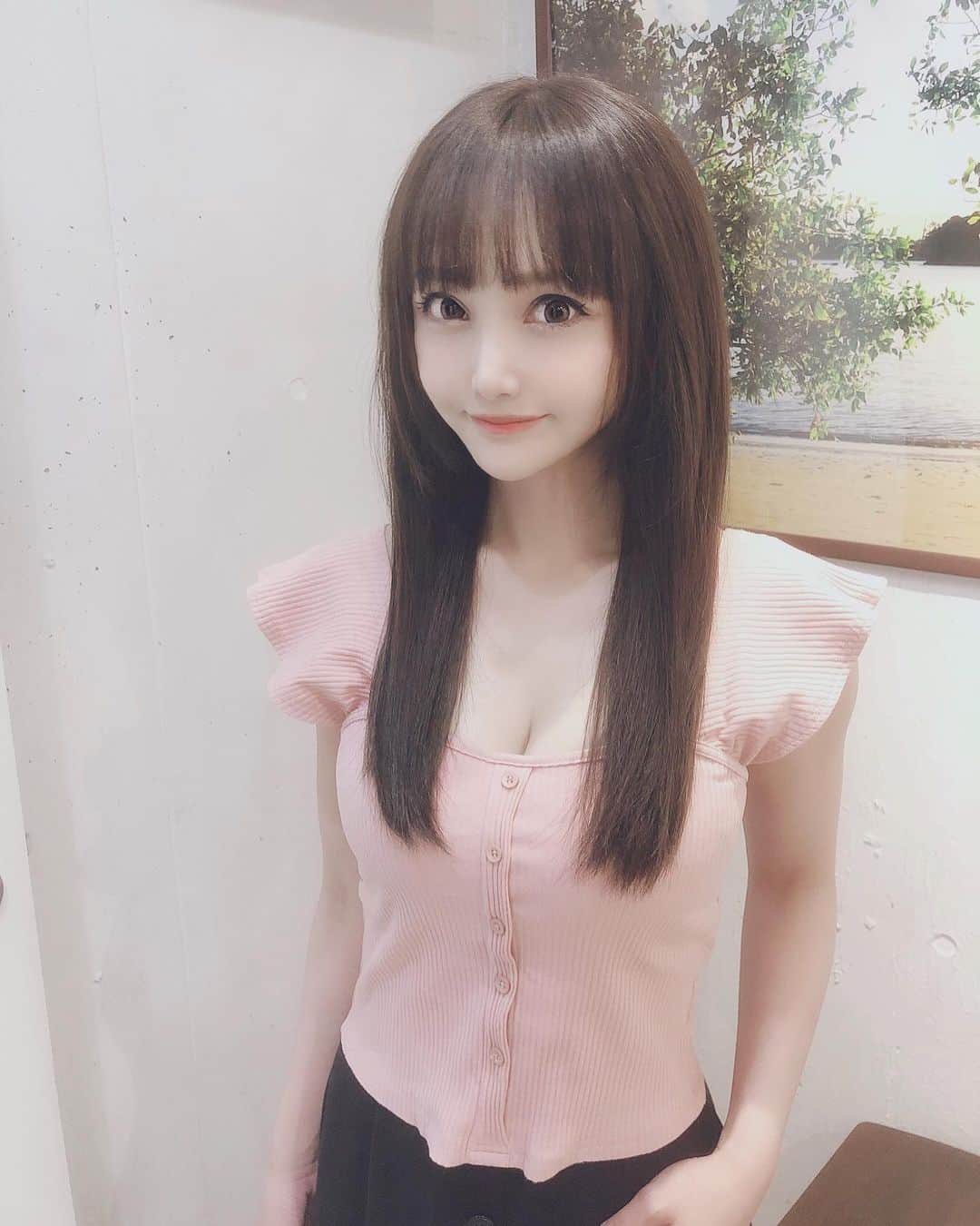 のインスタグラム：「#おはよう さぎ🐰💓昨日は美容室へ行ってきたよん💇✨重くなってたので軽くてしてカットと色落ちたので暗く戻してトリートでサラサラになった☺️えへへ♡#自撮り動画#動画#カット#髪#美容#お手入れ#おしゃれ#ヘアカラー#brown#ヘア#hair#cut#treatment#トリートメント#サラサラ#ナチュラル#美容室#代官山#heartim#lobby#Japanesgirl#followme##japanesegirl#instadaily#instalike#igers #instagood#pleaselike#pleasefollow」