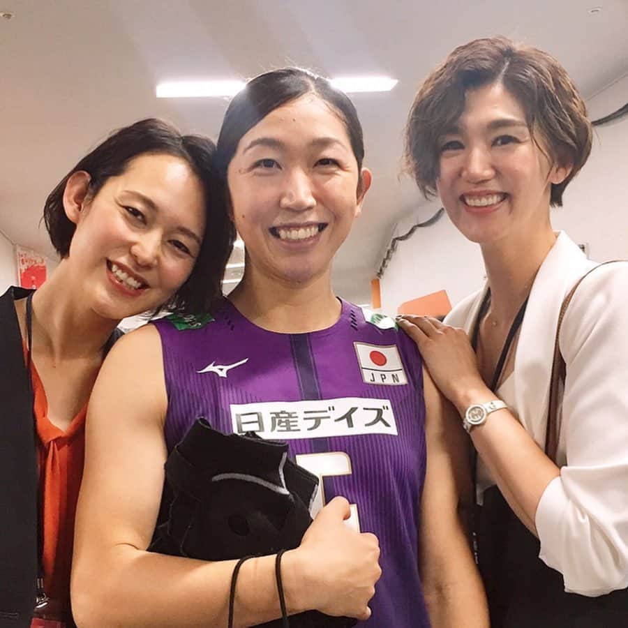 のインスタグラム：「. . おはようございます‼︎ 昨日の試合後、 まいこ @kanochan715 が こんな最高の写真を撮ってくれました‼︎ . .  昔、月バレでこんな写真 撮ったなーーーー‼︎‼︎笑。 . . 当時のわたしは怪我で病んでいて ちゃんと笑えてなかったんだけど 今はこうして心から笑える幸せ。 （写真のとき笑顔作るの苦手で これも実際ちゃんとは 笑えていませんが笑。） . . 昨日はえりかの出番はなかったですが 今日はきっとあるはず‼︎ . えりかの戦う姿を めぐとふたりで解説。。。 . 感慨深い。。。 . . えりかの凄さ、 みなさまにしっかり お伝えしたいと思います‼︎‼︎ . . 19:00〜 🇯🇵×🇨🇳 ぜひご覧くださいね‼︎‼︎ . . その前に🇷🇺×🇩🇴の 解説もさせていただきます‼︎ . . 今日はメイン解説2試合という なかなかなスケジュール‼︎笑。 . 頑張ります👊 . #荒木絵里香 #栗原恵 #84年生まれ  #同級生 #成徳学園 #三田尻女子  #ワールドカップバレー2019 #ワールドカップバレー #ワールドカップ #フジテレビ #バレーボール #バレー #バボちゃん #世界一決定戦 #オリンピックの前哨戦 #tokyo2020」