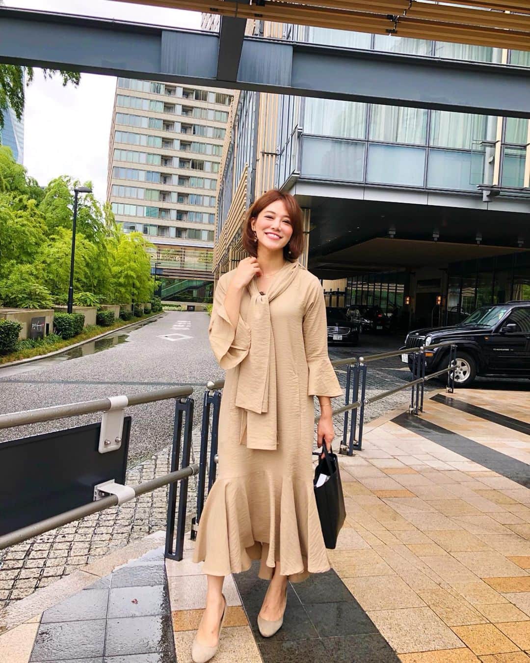 のインスタグラム：「おはよん😛💕 . 今朝は通勤コーデ🙆‍♀️ 今は内勤なので、ゆるっとラフな服装で✨ . 楽だけどちょっとこなれ感あるデザインがお気に入りっ🥺✨ 歩くたびに揺れるスカートのフレア感がたまらなく気に入ってます❤️ . dress... @canday_rakuten  bag... @celine  shoes... @massimodutti . さてさて9月も後半戦😘 頑張っていきましょう💕 . #通勤コーデ #コーデ #コーディネート #ファッション #fashion #code #coordinate #りなまるコーデ #ワンピース #ドレス #マキシワンピ #ベージュ #ベージュコーデ #秋服 #秋コーデ #ミディアムボブ #ボブ #ショートヘア #ヘアスタイル #ヘアアレンジ #フレアスカート #ストール #ストールコーデ #秋 #autumn #ootd #outfit #japanesegirl #japan」