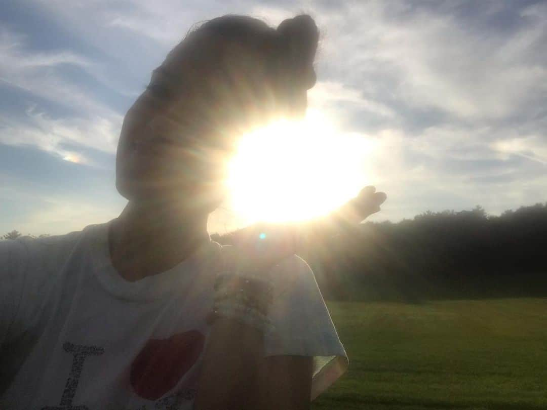 トーレイ・デヴィートさんのインスタグラム写真 - (トーレイ・デヴィートInstagram)「This is what I imagine a soul looks like. I believe we all have this beautiful ball of light in each of our chests. It’s all the same. No ones light is greater or brighter than anyone else’s. This ball of light is what keeps us connected. Keeps us one and the same. •••• Sometimes being a human can be so challenging! There is so much to be angry about. So much to be sad or frustrated about. But if we could just remember that we are all connected by this one luminous ball of light, i think we would start being a little kinder to each other. •••• Whenever someone is upsetting me, i look at them and imagine that ball of light beaming from their chest.  I remember that they are a part of me and I am a part of them. No one is exempt from this. No one is inherently mean or bad. No soul can be anything but pure love. It’s the human condition that makes us so. I like to imagine the human condition as plaque that builds over the soul, and some people just have more plaque build up than others.••• If you can look at things through that perspective, then every circumstance or encounter is a chance to grow! It doesn’t mean you have to allow unhealthy behavior. Not at all. You have the free will to always say something is not ok and ask for it to not be in your life. But you can also always do so with love, compassion and kindness - and most of all, forgiveness. Because forgiveness is the true key to peace and happiness. #lovemore #onlylove #itsapractice #oneness #weareallconnected #light #soul #beauty #life #liveinlove #glow」9月19日 8時28分 - torreydevitto