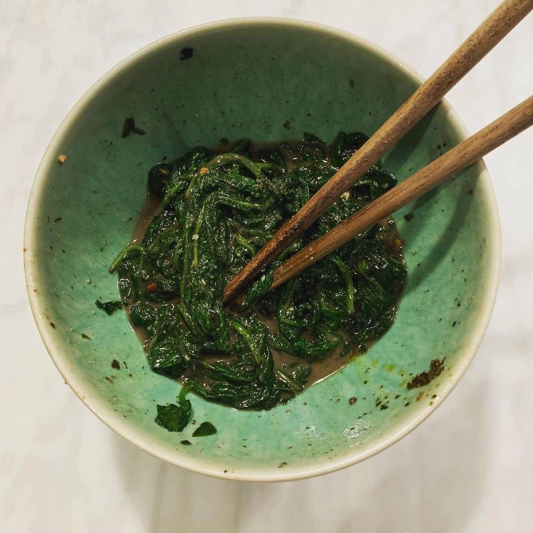 ボーイ・ジョージさんのインスタグラム写真 - (ボーイ・ジョージInstagram)「A whole bag of spinach wilted in coconut oil. Nutmeg, chili pepper, 1 ts Almond Butter. Nama shoyu. Cook it down and add the nut butter and stir til it melts and gives the dish an Eastern flavor add Cumin,,」9月19日 8時32分 - boygeorgeofficial