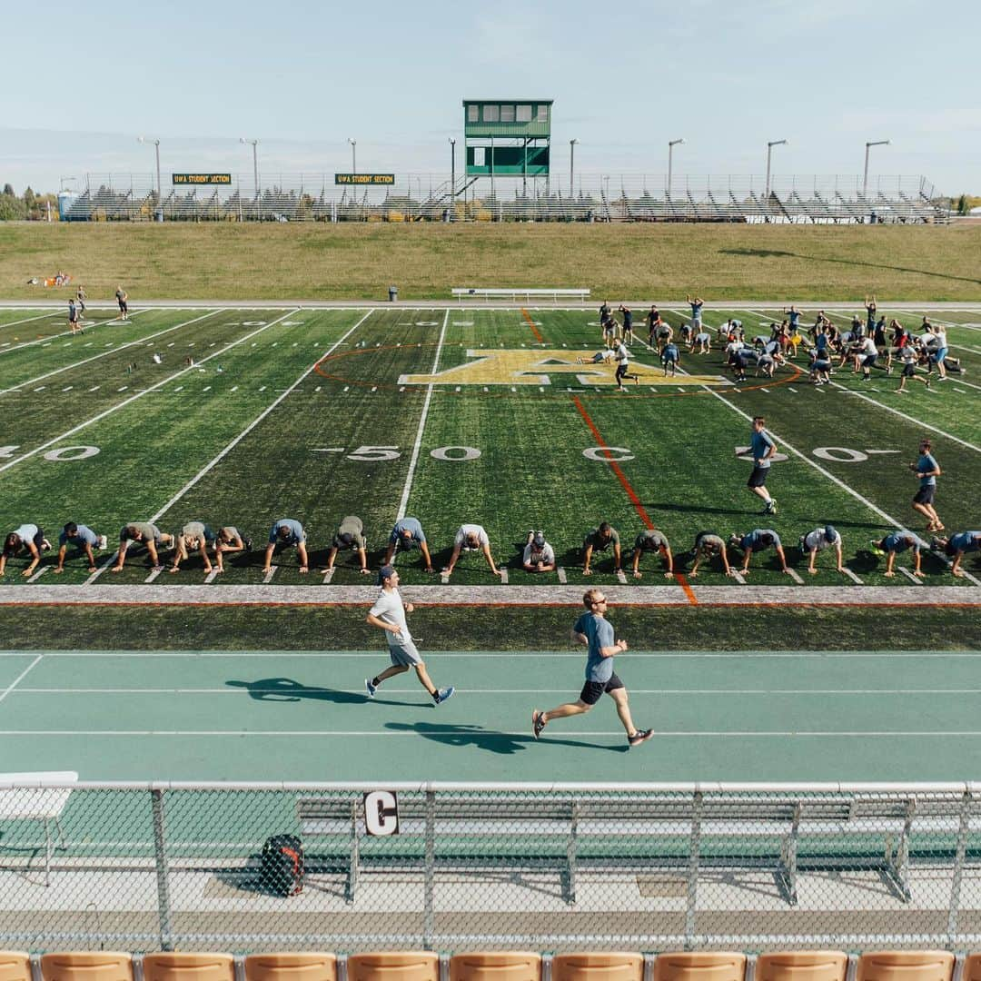 lululemonさんのインスタグラム写真 - (lululemonInstagram)「200 sweaty t-shirt’s later—the only way to put our Metal Vent Tech 2.0 to the test, was the ultimate on-field combine workout.  Views from the weekend in Edmonton c/o @lululemonmen #thesweatlife」9月19日 8時36分 - lululemon