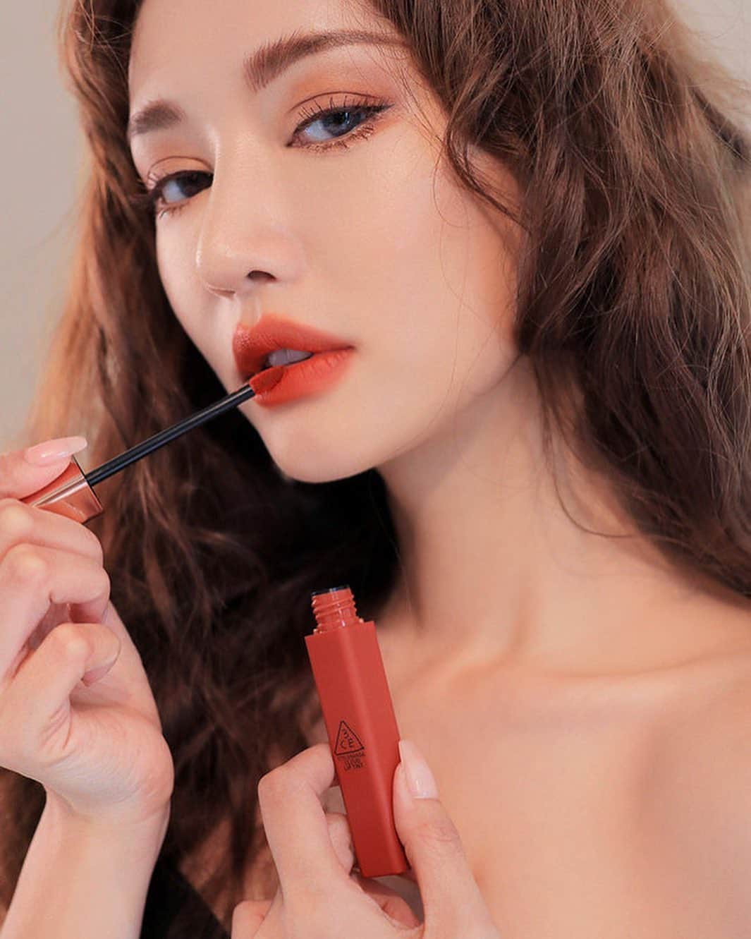 3CE Official Instagramさんのインスタグラム写真 - (3CE Official InstagramInstagram)「3CE CLOUD LIP TINT #NEEDFUL 가을의 차분함을 그대로 담은듯한 로즈 브릭 브라운🍂 #3ce #3cecloudliptint #cloudliptint  #3ce클라우드립틴트 #클라우드립틴트」9月19日 8時41分 - 3ce_official