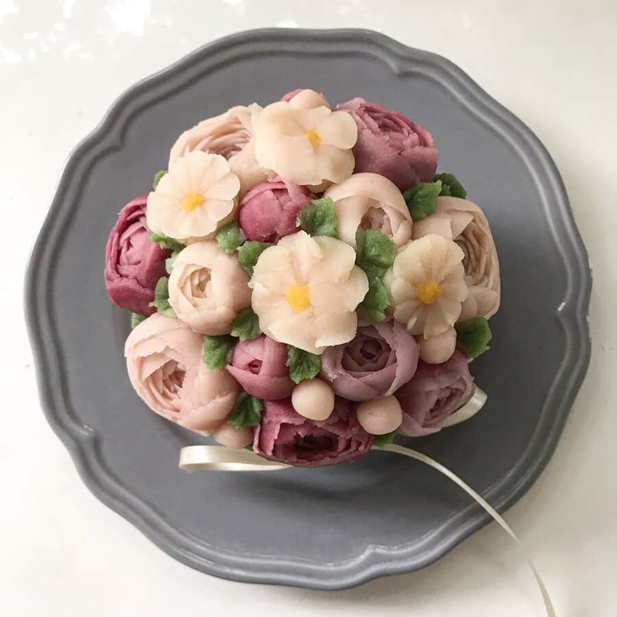 のインスタグラム：「きゃーーーー😭😭😭 @ai.heiwa.xoxo から とてつもなく可愛い#flowercake が届いたよーー💐💐 やばい可愛いっ🎀🎀 あいちゃんのインスタに載っていた @atuko2003 さんのケーキ グルテンフリー でお花はあんこなの！ 可愛いだけじゃなくて素材にもこだわりがあって、なによりもセンスがズバ抜けていいっ😆✨✨✨ 米粉でつくれるものは私もすごく興味があって、インスタめっちゃみちゃってました笑笑 しかもしかもしかも、和菓子のお教室でこういうのやりたかったし、いつか東京でやりたいっー！！ 朝からテンションのあがるプレゼントをありがとう💐💐 #サプライズバースデー  #白あん#米粉ケーキ#天然色素#グルテンフリー#米粉#フラワーケーキ#お花ケーキ#手作りケーキ#和菓子ケーキ#和スィーツ#乳製品不使用」